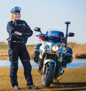 policjantki motocyklistki ze swoimi motocyklami na drodze, parkingu i na służbie