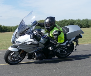 policjantki motocyklistki ze swoimi motocyklami na drodze, parkingu i na służbie