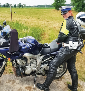 policjantki motocyklistki ze swoimi motocyklami na drodze, parkingu i na służbie
