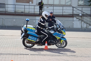 policjantki motocyklistki ze swoimi motocyklami na drodze, parkingu i na służbie