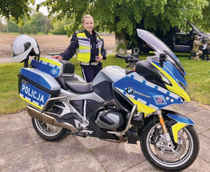 policjantki motocyklistki ze swoimi motocyklami na drodze, parkingu i na służbie