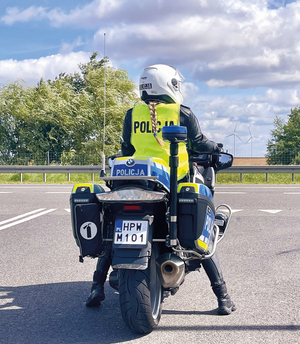 policjantki motocyklistki ze swoimi motocyklami na drodze, parkingu i na służbie