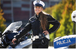 policjantki motocyklistki ze swoimi motocyklami na drodze, parkingu i na służbie