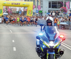 policjantki motocyklistki ze swoimi motocyklami na drodze, parkingu i na służbie