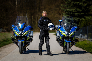Policjantka na drodze przy dwóch motocyklach