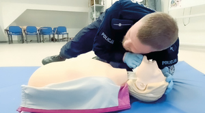 policjant demonstruje pierwszą pomoc na pozorancie i manekinie