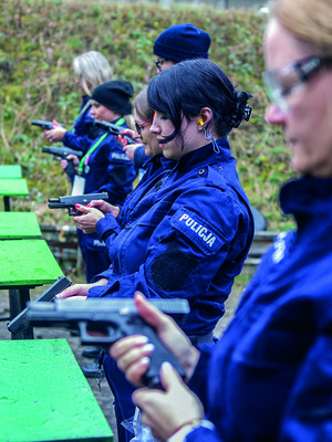 Policjantki na strzelnicy ładują broń.