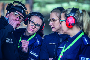 Trzy policjantki i policjant ze słuchawkami ochronnymi na uszach.