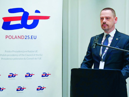 Komendant Główny Policji przemawia na spokaniu.