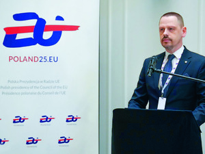 Komendant Główny Policji przemawia na spotkaniu.