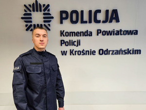 Policjant , w tle napis Komenda Powiatowa Policji w Krośnie Odrzańskim.