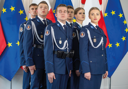 policjanci w różnych miejscach pracy. Na ulicy, w laboratorium, przy składaniu wieńców, w wodzie na manewrach