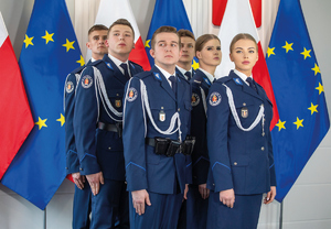 policjanci w różnych miejscach pracy. Na ulicy, w laboratorium, przy składaniu wieńców, w wodzie na manewrach