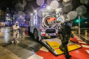 policjanci w różnych miejscach pracy. Na ulicy, w laboratorium, przy składaniu wieńców, w wodzie na manewrach