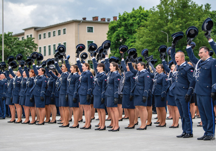 policjantki i policjanci na placu odbierają nominacje od KGP