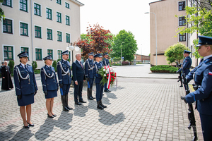 policjantki i policjanci na placu odbierają nominacje od KGP