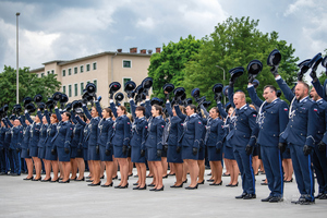 policjantki i policjanci na placu odbierają nominacje od KGP