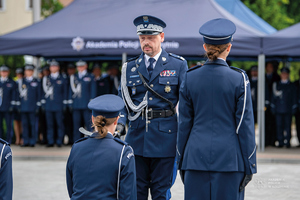 policjantki i policjanci na placu odbierają nominacje od KGP