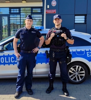 policjanci stoją przy radiowozach, komendach. na zewnątrz i wewnątrz. pozują do fotografii