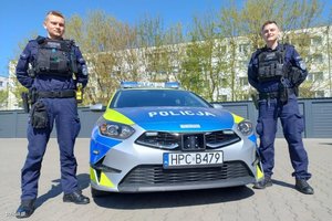 policjanci stoją przy radiowozach, komendach. na zewnątrz i wewnątrz. pozują do fotografii
