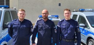 policjanci stoją przy radiowozach, komendach. na zewnątrz i wewnątrz. pozują do fotografii