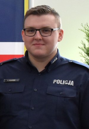 policjanci stoją przy radiowozach, komendach. na zewnątrz i wewnątrz. pozują do fotografii