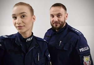 policjanci stoją przy radiowozach, komendach. na zewnątrz i wewnątrz. pozują do fotografii