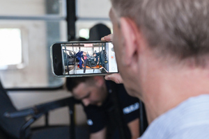 policjanci ratują zainscenizowane sceny do zawodów ratowniczych
