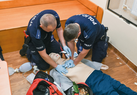 policjanci ratują zainscenizowane sceny do zawodów ratowniczych