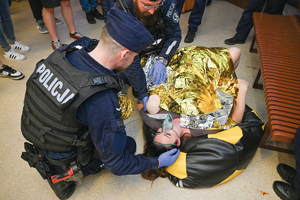 policjanci ratują zainscenizowane sceny do zawodów ratowniczych
