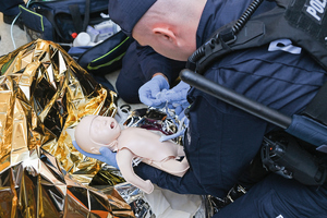 policjanci ratują zainscenizowane sceny do zawodów ratowniczych