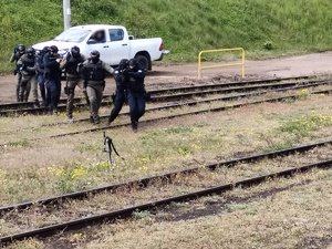 Straż ochrony Kolei na ćwiczeniach przy pociągu, na torach podczas pierwszej pomocy też
