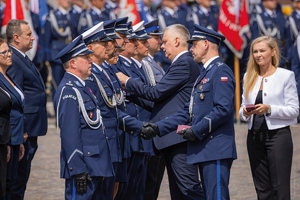 uroczystości z udziałem ministra MSWiA i policjantów na placu zamkowym w warszawie