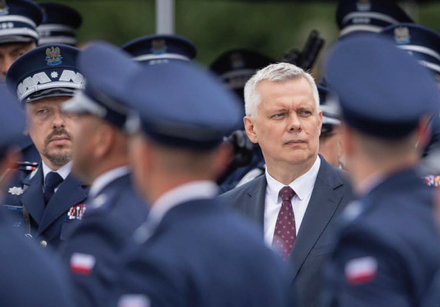 uroczystości z udziałem ministra MSWiA i policjantów na placu zamkowym w warszawie