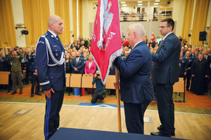wręczenie sztandaru na sali z zastępcą komendanta