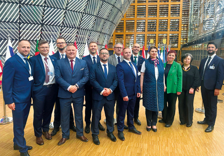grupa ludzi pozuje do zdjęcia grupowego