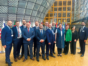 grupa ludzi pozuje do zdjęcia grupowego