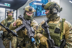 policjanci BOA ćwiczą scenariusze wakli kontrterrorystycznej