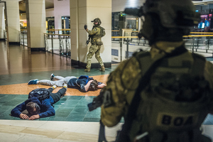 policjanci BOA ćwiczą scenariusze wakli kontrterrorystycznej
