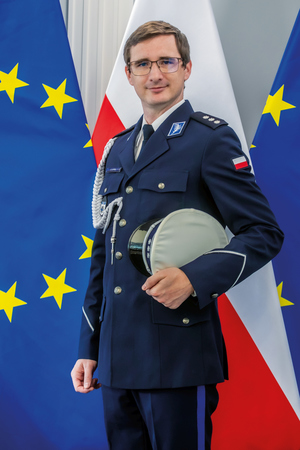 policjant na tle flagi