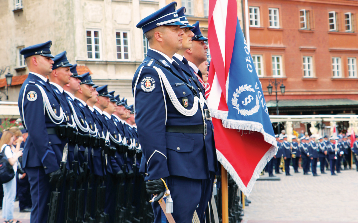 policjanci na placu zamkowym w warszawie