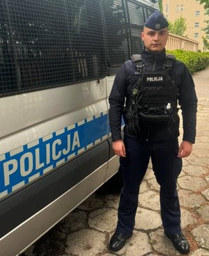 policjanci z historii opisanych pozują do zdjęć an tle radiowozów, komend i pomieszczeń