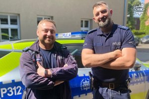 policjanci z historii opisanych pozują do zdjęć an tle radiowozów, komend i pomieszczeń