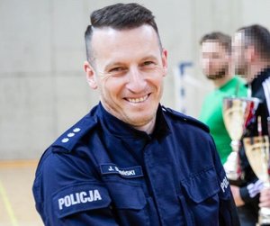 policjanci z historii opisanych pozują do zdjęć an tle radiowozów, komend i pomieszczeń