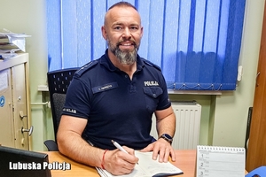 policjanci z historii opisanych pozują do zdjęć an tle radiowozów, komend i pomieszczeń