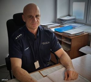 policjanci z historii opisanych pozują do zdjęć an tle radiowozów, komend i pomieszczeń