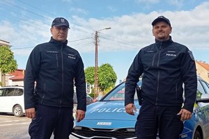 policjanci z historii opisanych pozują do zdjęć an tle radiowozów, komend i pomieszczeń