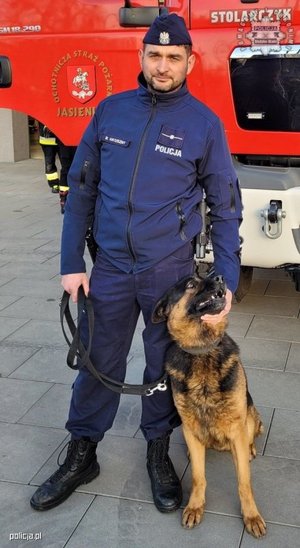 policjanci z historii opisanych pozują do zdjęć an tle radiowozów, komend i pomieszczeń