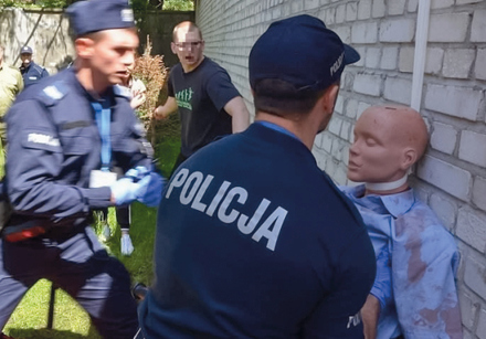 policjanci podczas ćwiczenia ratowania osoby powieszonej