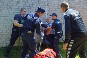 policjanci podczas ćwiczenia ratowania osoby powieszonej